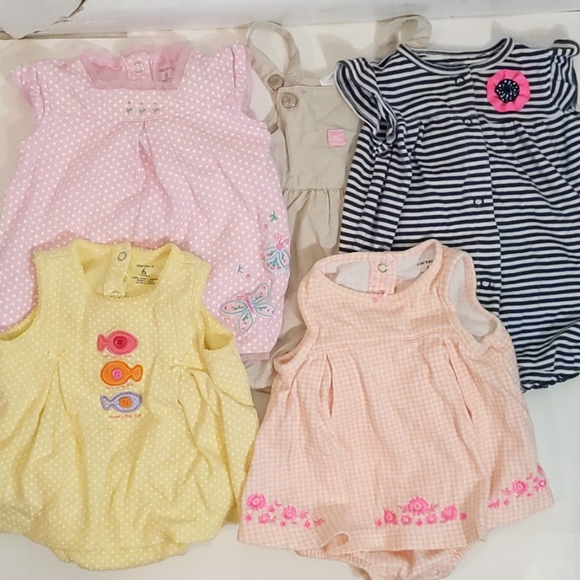 Carter's Bundle of 6 months Onesies - Picture 1 of 7